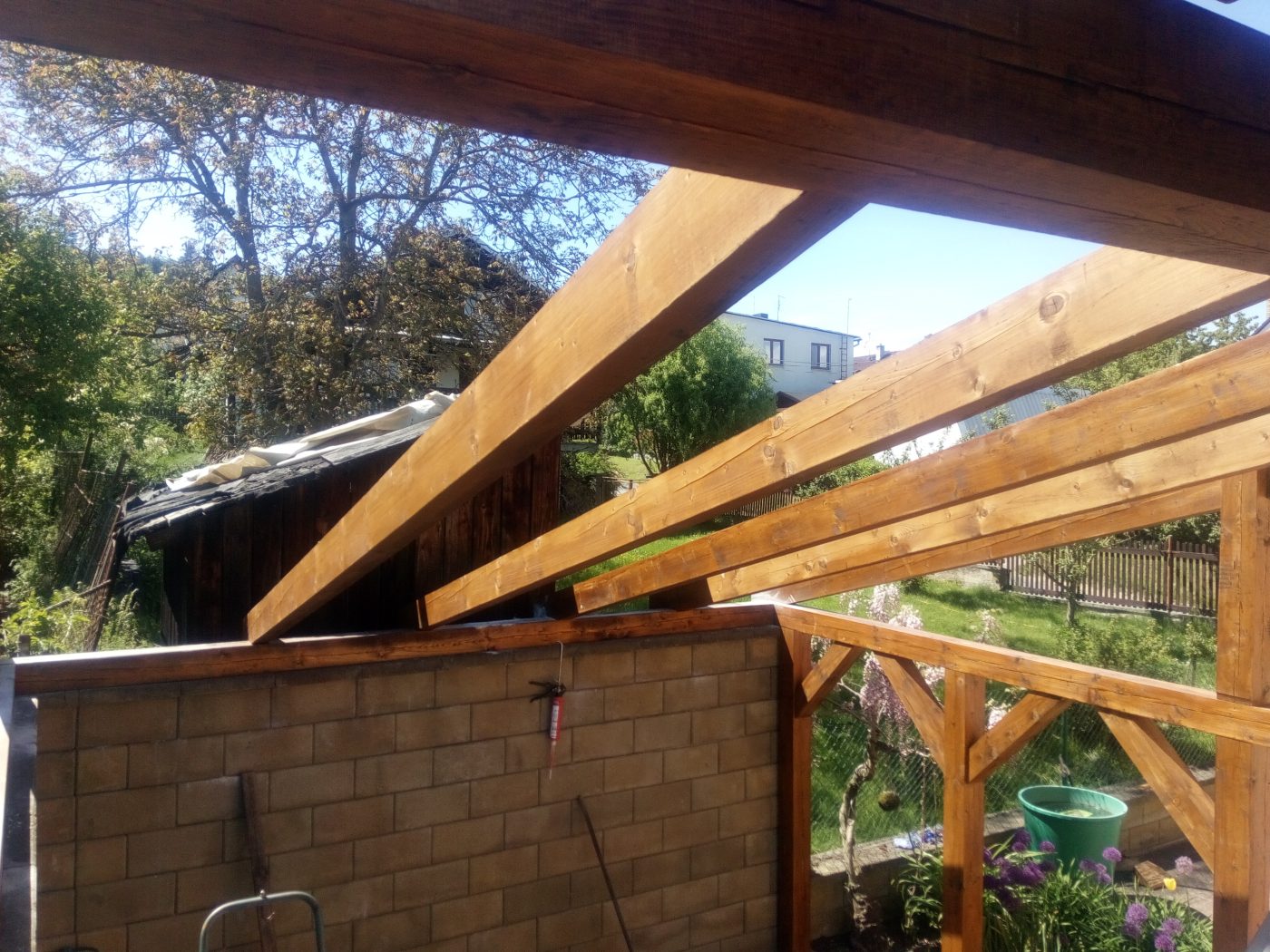 Pergola s taškovou střechou, fotka 2 z 10