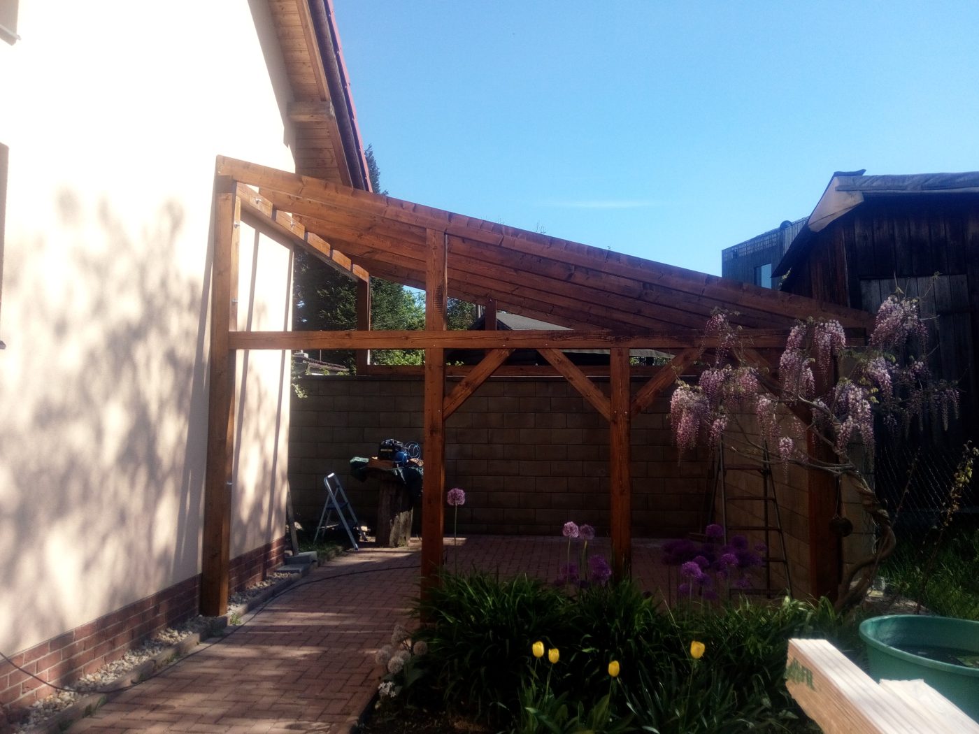 Pergola s taškovou střechou, fotka 3 z 10