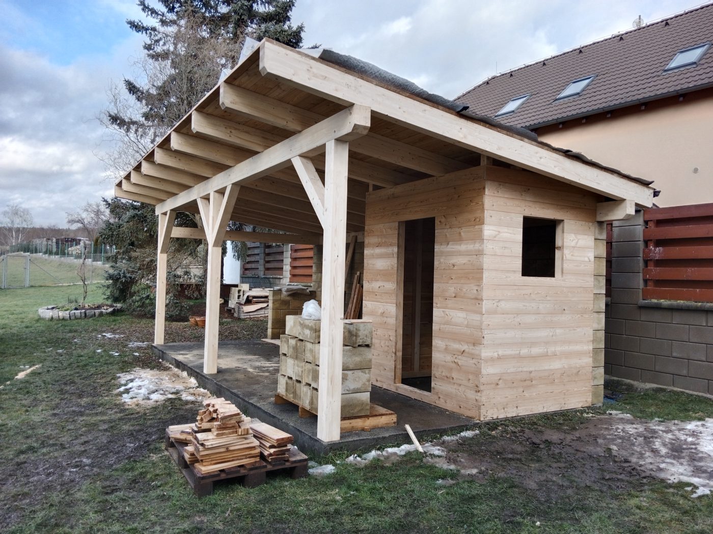 Zahradní domek s přístřeškem, fotka 3 z 9