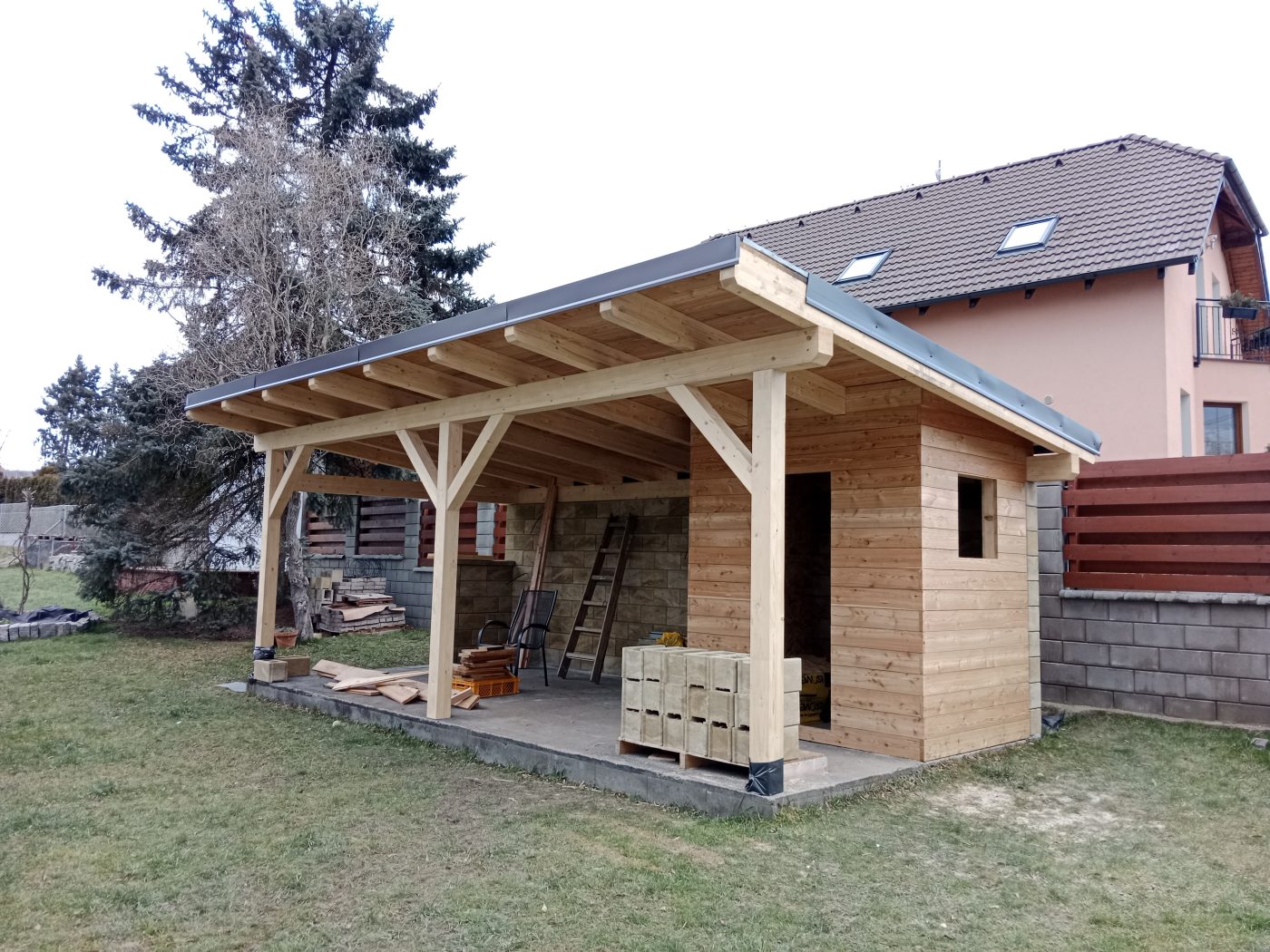 Zahradní domek s přístřeškem, fotka 7 z 9