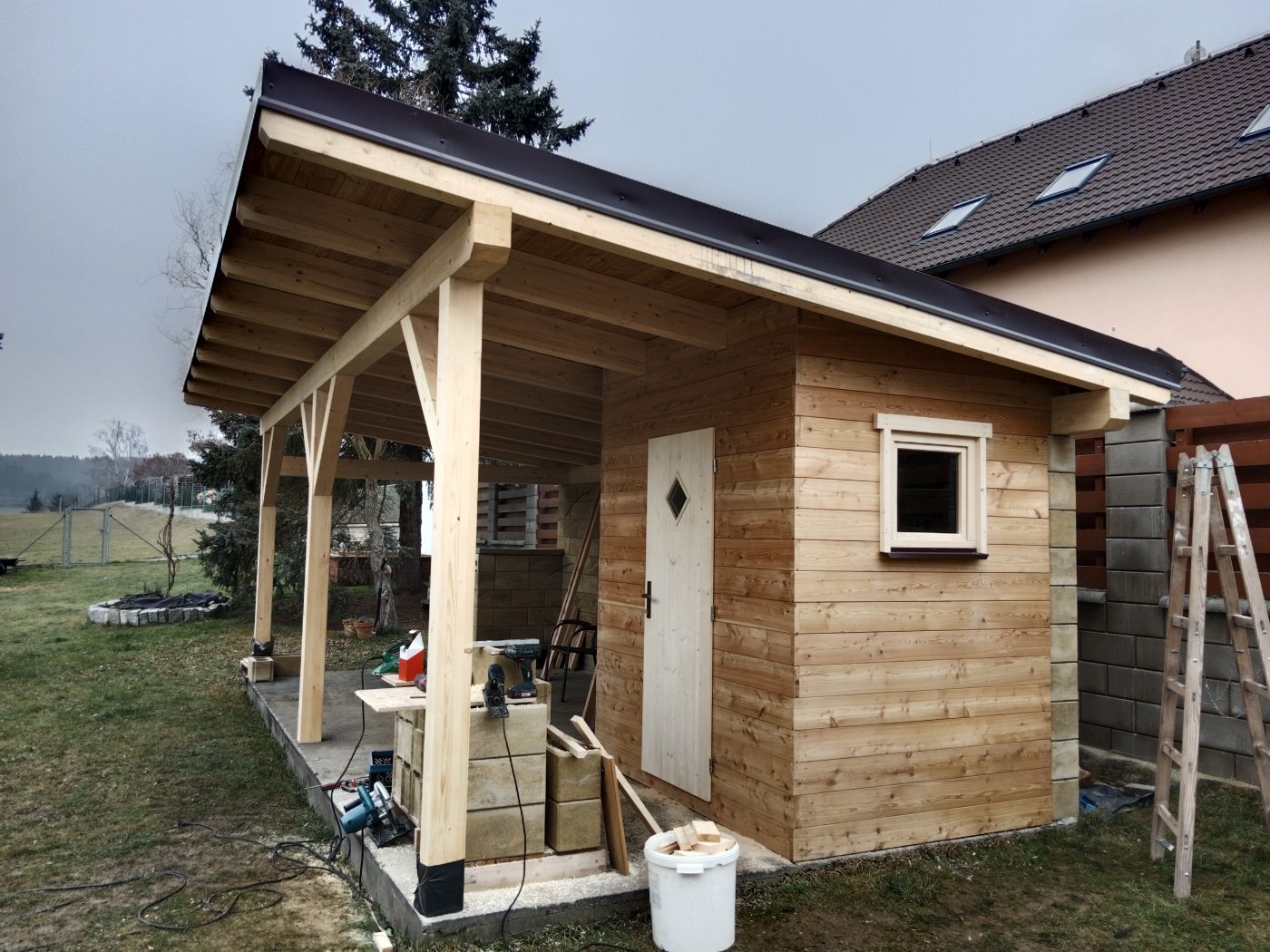 Zahradní domek s přístřeškem, fotka 8 z 9