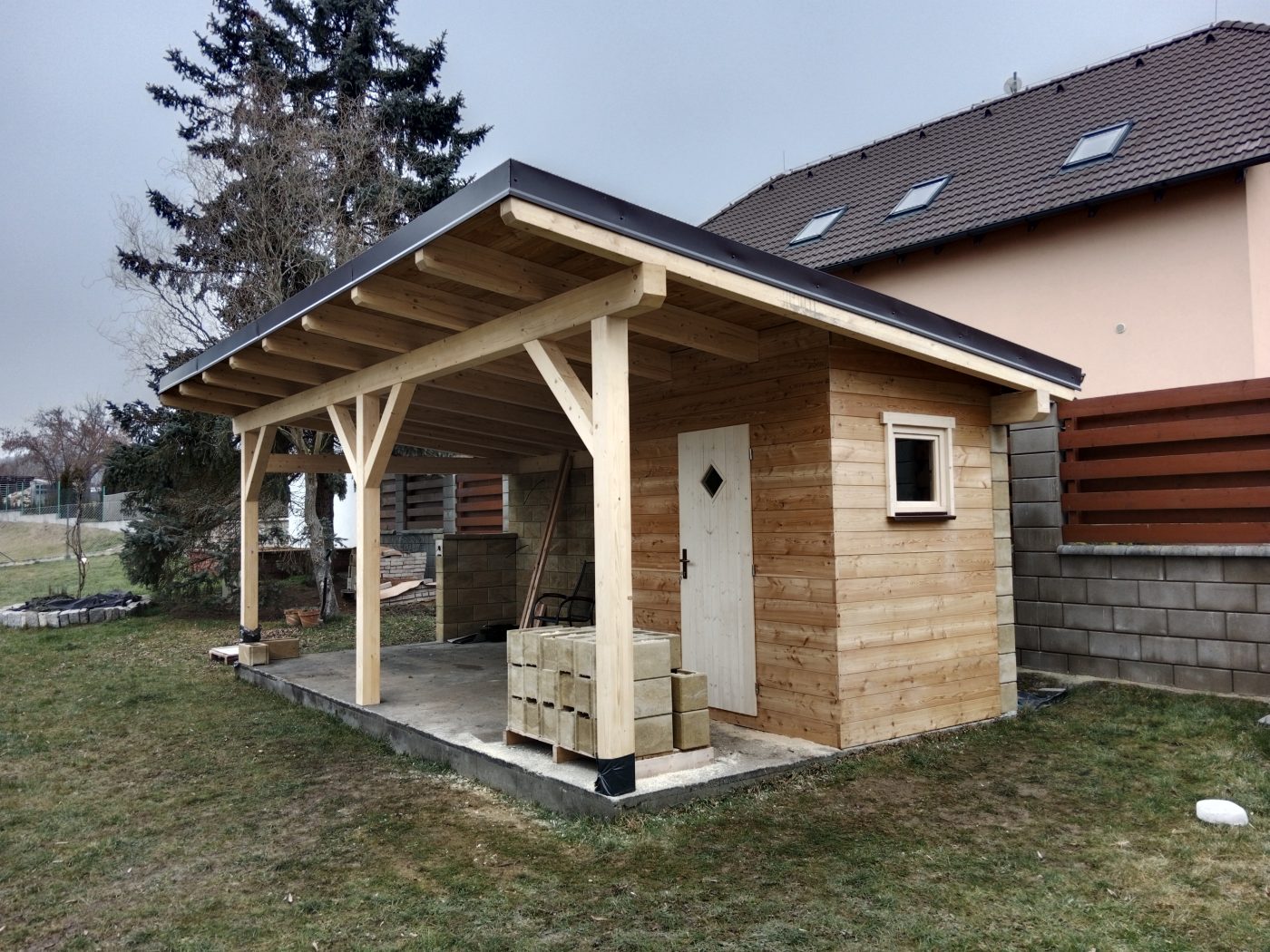 Zahradní domek s přístřeškem, fotka 9 z 9