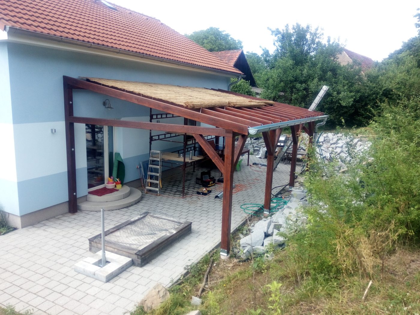 Pergola se slaměnou střechou, fotka 3 z 4
