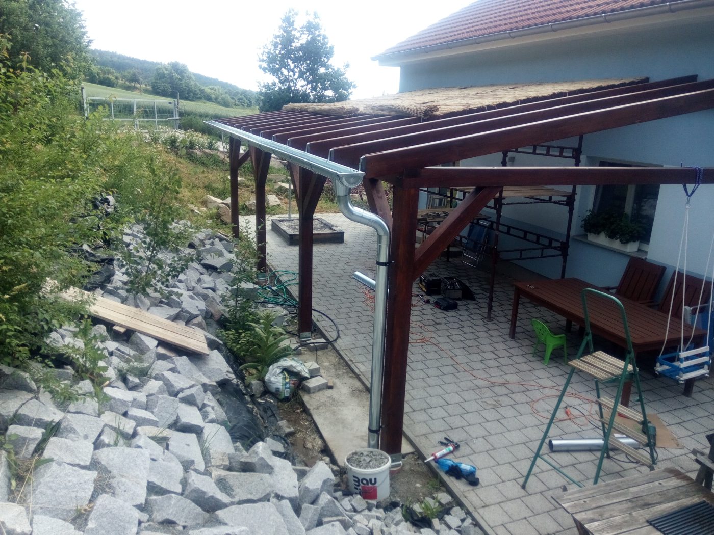 Pergola se slaměnou střechou, fotka 4 z 4